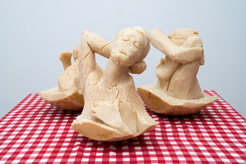 פסלי גבינה של זוהר גוטסמן בתערוכה