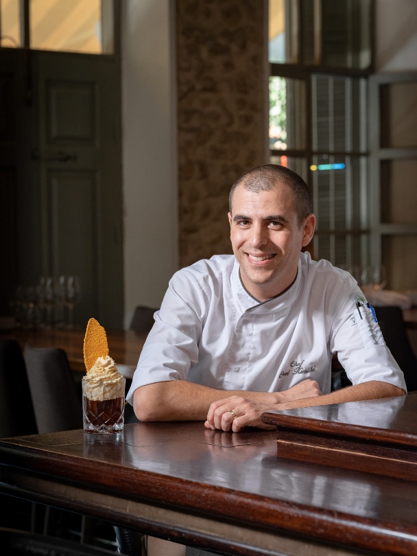 השף אוראל קמחי והקוקטייל שיוגש במסעדת פופינה. צילום: אנטולי מיכאלו