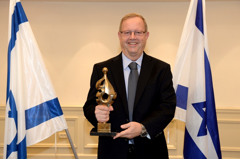 אבי זינגר, בעלים ומנכ"ל של חב' בן & ג'ריס ישראל , מקבל את הפרס. צילום: מורג ביטון