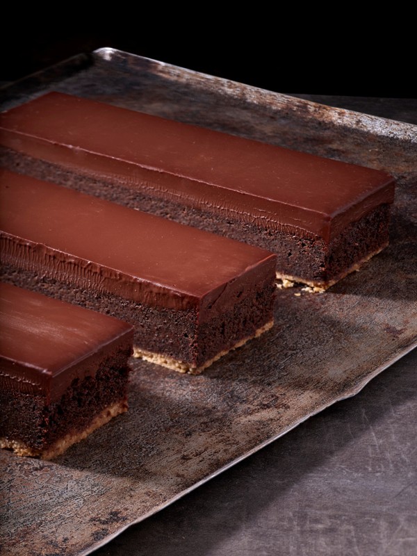 עוגת פרג בחושה עם שוקולד על בסיס פריך ושכבת גאנאש שוקולד חלב. צילום: אנטולי מיכאלו