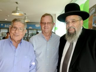 אבי זינגר מנכ"ל בן & ג'ריס, ראש עיריית יבנה צבי בן גור ורב העיר דוד אבוחצירה, משיקים את החנות