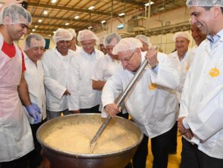 נשיא המדינה ראובן ריבלין במפעל הטחינה אחוה, צילום: מארק ניימן לע"מ