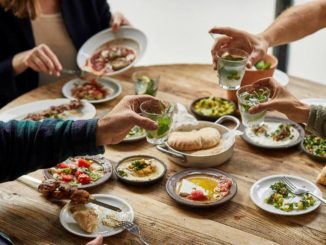 אוכל ישראלי משובח במסעדת ההאחים. צילום מסך