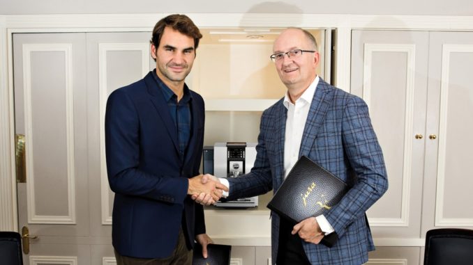 עמנואל פרובסט, מנכ"ל חברת JURA עם הפרזנטור, הטניסאי רוג'ר פדרר. התמונה צולמה ב-2015, במעמד החתימה על הסכם הארכת הייצוג של פדרר עד לשנת 2020. צילום: יח''צ