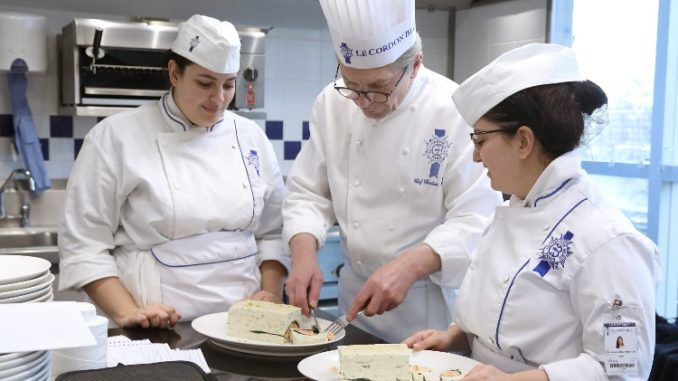 השף Christian Moine מדריך תלמידים ברזי המטבח הצרפתי. צילום: ©Le Cordon Bleu International 2019
