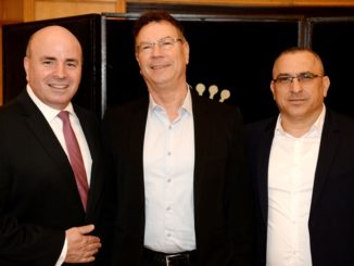 מימין: מנכ"ל עידית רן כצמן, גדי סוקניק ומנכ"ל מלונות דן רונן ניסנבאום. צילום: מורג ביטון