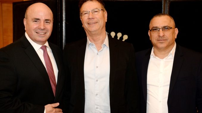 מימין: מנכ"ל עידית רן כצמן, גדי סוקניק ומנכ"ל מלונות דן רונן ניסנבאום. צילום: מורג ביטון